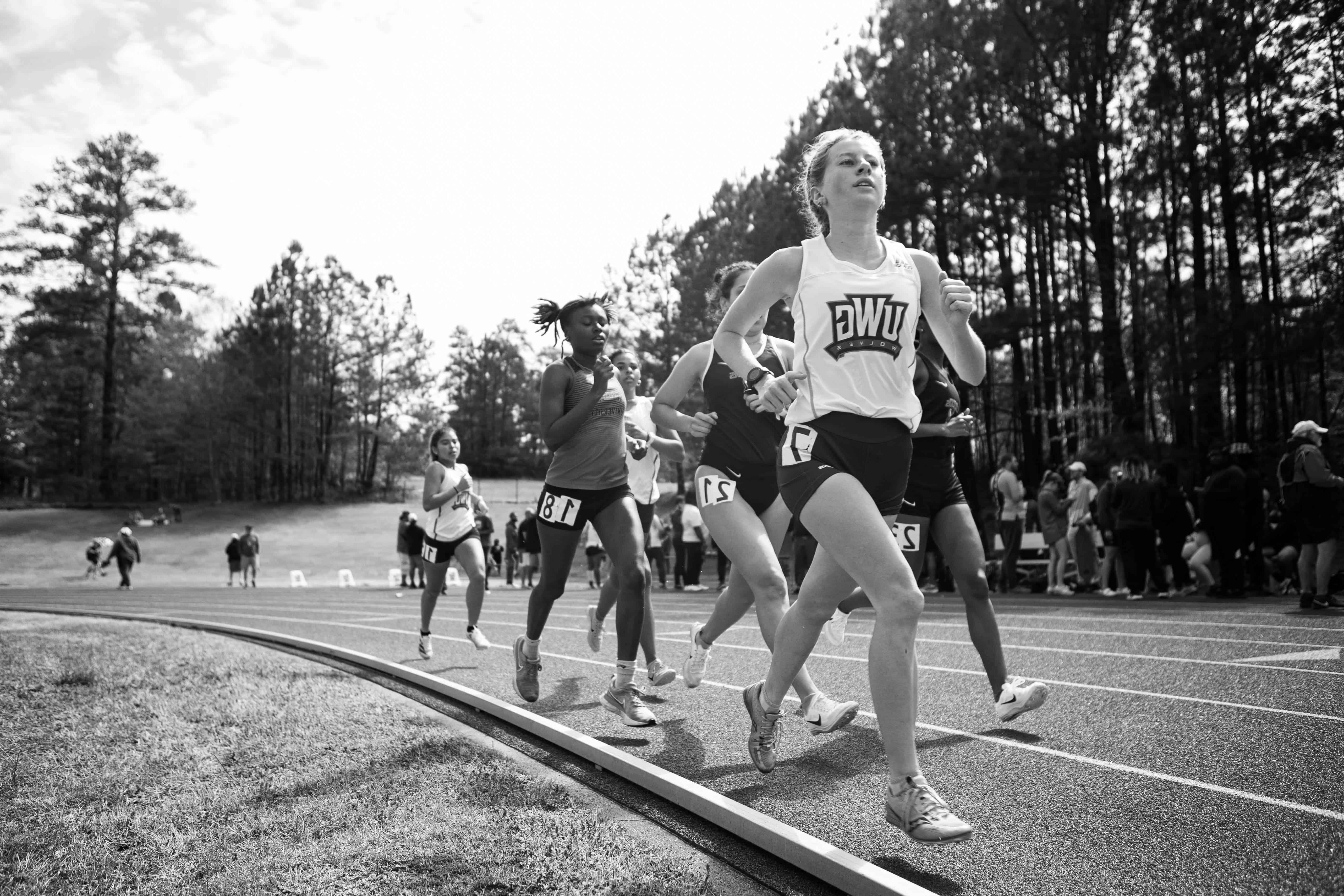 博彩平台推荐 Track team running.